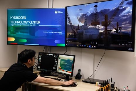 Foz do Iguaçu (PR), 17/07/2025 - Dan Yushin Miyaji,
 pesquisador do Centro de Tecnologias de Hidrogênio, no laboratório de hidrogênio verde, do Itaipu Parquetec. Foto: Tânia Rêgo/Agência Brasil