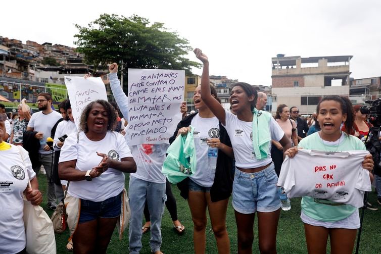 Rio de Janeiro (RJ), 31/10/2025 - Moradores, familiares e representantes da sociedade civil se reúnem na comunidade da Vila Cruzeiro para manifestação de repúdio à Operação Contenção que deixou 121 mortos. Foto: Tânia Rêgo/Agência Brasil