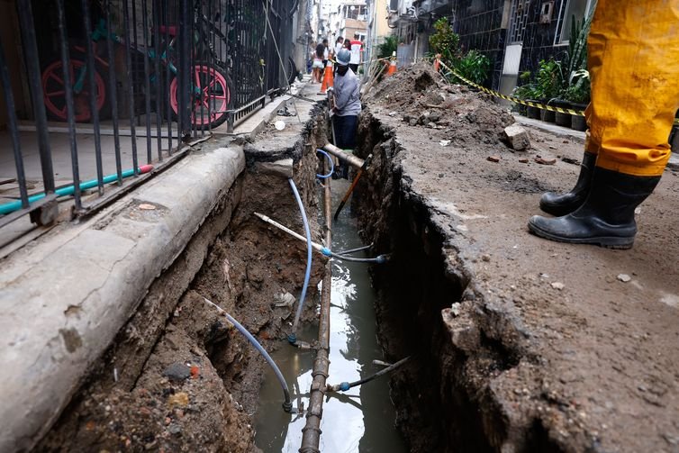 Rio de Janeiro (RJ), 01/04/2026 - Funcionários da Águas do Rio trabalham em obra de infraestrutura de tratamento de esgoto na comunidade Parque Rubens Vaz. Saneamento básico em localidades do Complexo da Maré. Foto: Tânia Rêgo/Agência Brasil