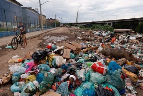 Rio de Janeiro (RJ), 01/04/2026 - Lixão à beira da Baía de Guanabara, na comunidade Salsa e Merengue. Saneamento básico em localidades do Complexo da Maré. Foto: Tânia Rêgo/Agência Brasil