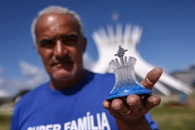 Brasília (DF), 18/04/2026 -  O artesão Aguinaldo Noleto produz pequenas peças homenageando os monumentos de Brasília. Foto: Marcelo Camargo/Agência Brasil