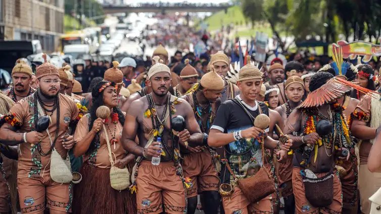 Rafa Neddermeyer/Agência Brasil Brasília (DF), 09/04/2026- Marcha de indígenas de todo país que participam do Acampamento Terra Livre - ATL 2026. Foto: Rafa Neddermeyer/Agência Brasil