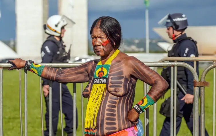 Rafa Neddermeyer/Agência Brasil Brasília (DF), 09/04/2026- Marcha de indígenas de todo país que participam do Acampamento Terra Livre - ATL 2026. Foto: Rafa Neddermeyer/Agência Brasil