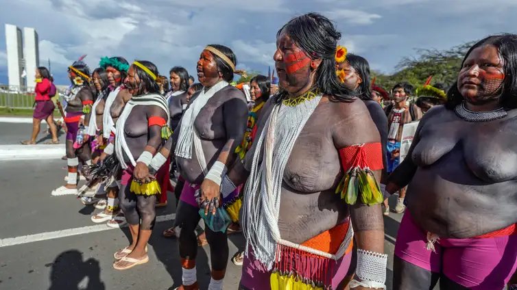 Rafa Neddermeyer/Agência Brasil Brasília (DF), 09/04/2026- Marcha de indígenas de todo país que participam do Acampamento Terra Livre - ATL 2026. Foto: Rafa Neddermeyer/Agência Brasil