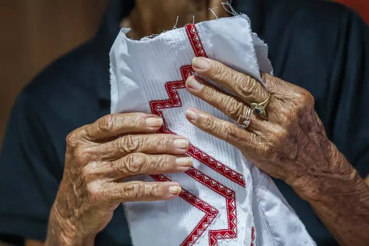 Soure (PA), 09/010/2025 - A bordadeira Maria da Cruz mostra o pequeno ateliê onde produz peças reconhecidas nacionalmente. Foto: Marcelo Camargo/Agência Brasil