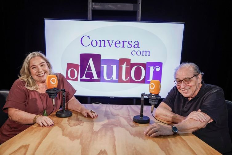 Rio de Janeiro (RJ), 10/04/2026 foto feita em  02/03/2026 – O escritor Ruy Castro grava programas na Rádio MEC, com a esposa e jornalista Heloísa Seixas, e o programa Conversa com o Autor, com a jornalista Katy Navarro. Foto: Fernando Frazão/Agência Brasil