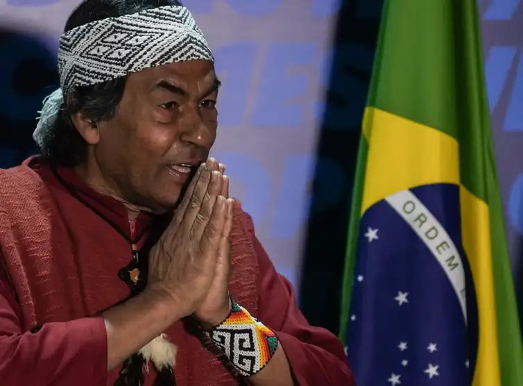 Brasília/DF, 13/05/2024 – O Ativista do movimento socioambiental e defensor dos direitos dos povos indígenas, Ailton Krenak, recebe do embaixador da França no Brasil, Emmanuel Lenain, a insígna de Cavaleiro da Ordem Nacional da Legião de Honra, um reconhecimento do governo francês pelo importante trabalho na defesa dos povos originários.   Foto: Rafa Neddermeyer/Agência Brasil