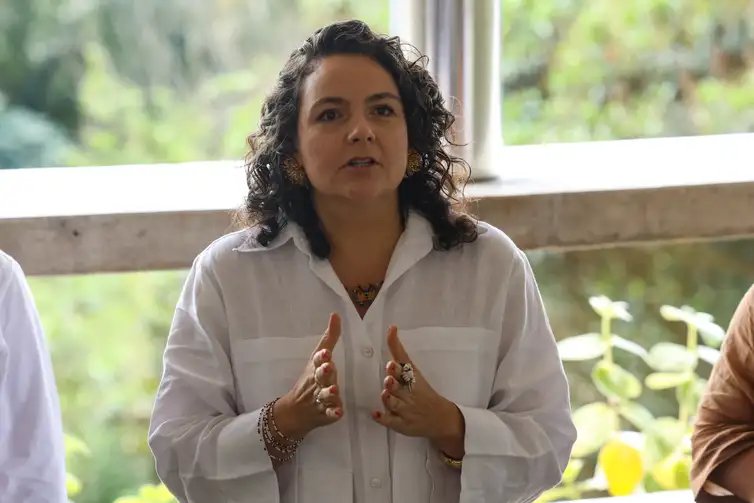 Brumadinho, (MG), 24/04/2026 – A diretora artística do Inhotim, Júlia Rebouças durante abertura de exposições em comemoração aos 20 anos do Instituto Inhotim, em Brumadinho (MG). Foto: Tomaz Silva/Agência Brasil