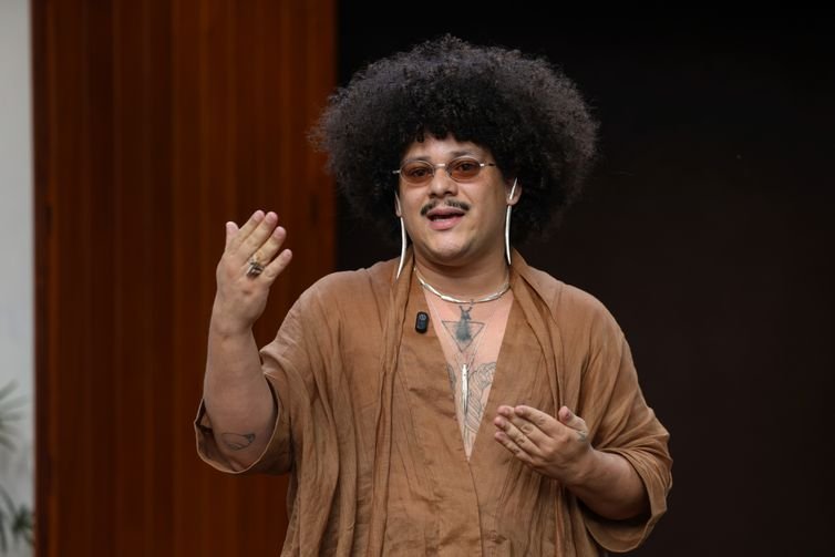 Brumadinho, (MG), 24/04/2026 – O artista davi de jesus do nascimento durante abertura de sua instalação, Tororoma, em comemoração aos 20 anos do Instituto Inhotim, em Brumadinho (MG).Foto: Tomaz Silva/Agência Brasil