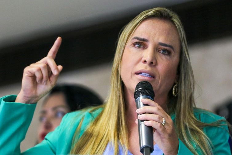 Brasília, DF 04/01/2024 A governadora do Distrito Federal em exercício, Celina Leão, assina protocolo de segurança para o dia 8 de janeiro, que marca o primeiro ano dos atos antidemocráticos e ataques às sedes dos Três Poderes. Foram entregues 20 viaturas, armamentos, drones, cartuchos e demais equipamentos para o fortalecimento da segurança pública do DF.  Foto: Fabio Rodrigues-Pozzebom/ Agência Brasil