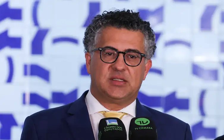 Brasília -DF- 28/04/2026 – PRESIDENTE DA CÂMARA DOS DEPUTADOS, DEPUTADO HUGO MOTTA APRESENTA O PRESIDENTE DA COMISSÃO ESPECIAL DA PEC 6X1. DEPUTADO ALENCAR SANTANADA E O RELATOR, DEPUTADO, LEO PRATES. DA PEC 6X1. Lula Marques/Agência Brasil.
