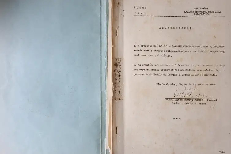Rio de Janeiro (RJ), 15/05/2026 - Reprodução de documentos inéditos da ditadura militar que tinham sido roubados e escondidos pelo coronel do Exército Cyro Etchegoyen foram expostos pela jornalista Juliana Dal Piva em documentário. Foto: Rovena Rosa/Agência Brasil