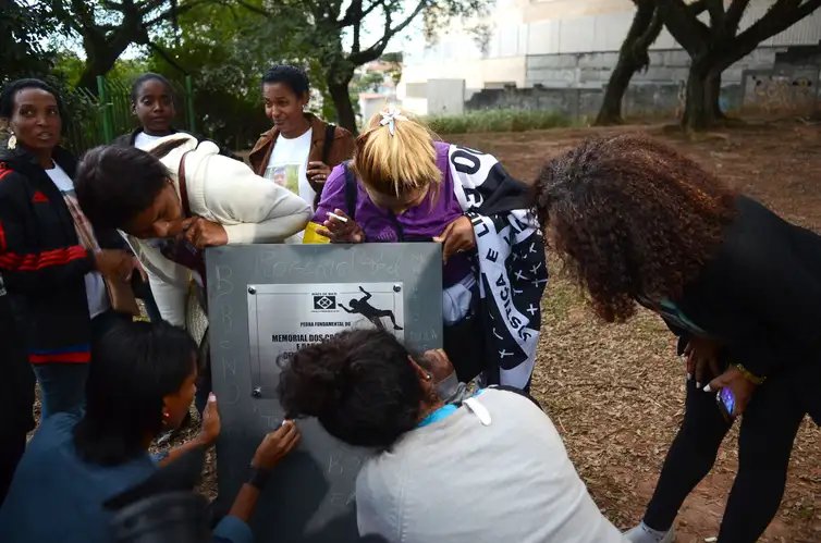 São Paulo - O movimento Mães de Maio inaugura memorial no Centro Cultural Jabaquara para lembrar o genocídio de quilombolas no local, em maio de 2006  (Rovena Rosa/Agência Brasil)