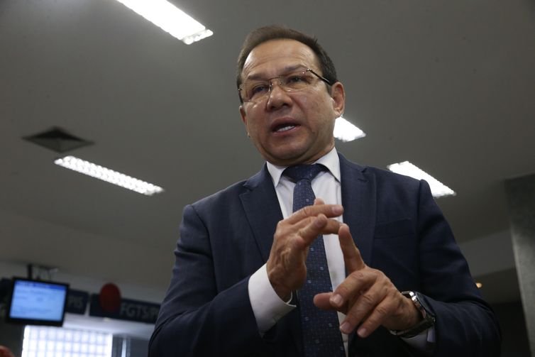 Brasília - O vice-presidente de Habitação da Caixa, Nelson Antônio de Souza, fala sobre a liberação do pagamento das cotas do PIS para pessoas com idade superior a 70 anos (José Cruz/Agência Brasil)