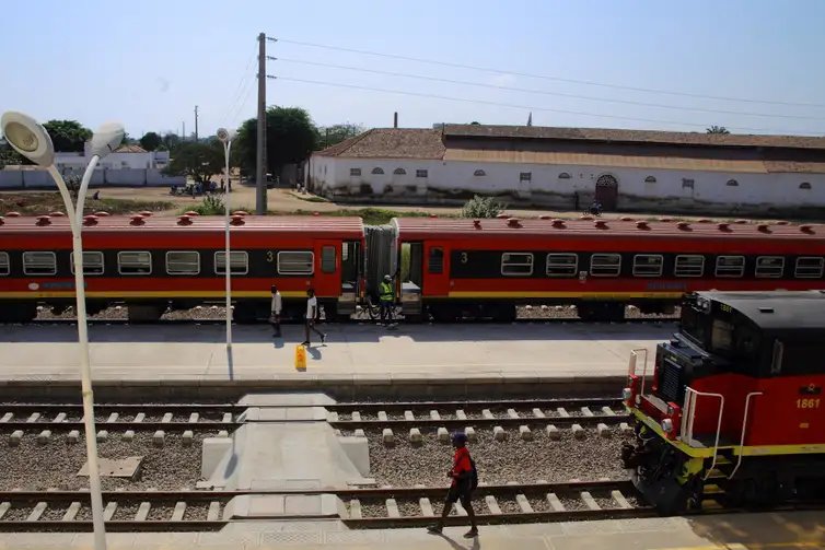Reuters/Cesar Muginga/Arquivo/Proibida reprodução Locals walk past trains parked at Lobito station, which forms part of the Benguela Railway line, in Lobito, western Angola, July 23, 2021. The railway, part of the U.S.-backed Lobito Corridor, is a key transport link for regional trade. REUTERS/Cesar Muginga