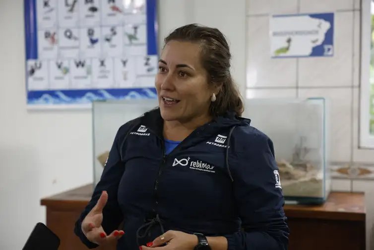 Pontal do Paraná (PR), 18/05/2026 – A pesquisadora Fernanda Possatto, do Programa de Recuperação da Biodiversidade Marinha (Rebimar), fala sobre o trabalho com resíduos de lixo no mar. Foto: Fernando Frazão/Agência Brasil
