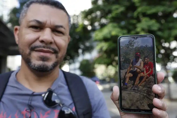 Rio de Janeiro (RJ), 28/05/2026 – Trabalhadores comentam aprovação pela Câmara dos Deputados da PEC que acaba com escala de trabalho 6x1. Emerson Santos pretende passar mais tempo com seu filho, Igor Gabriel. Foto: Fernando Frazão/Agência Brasil