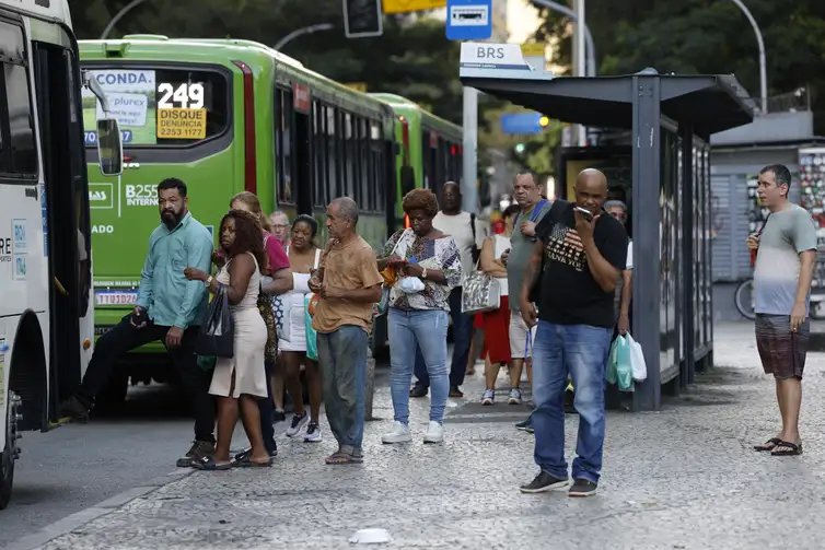 Rio de Janeiro (RJ), 28/05/2026 – Trabalhadores em ponto de ônibus no Largo da Carioca após aprovação pela Câmara dos Deputados da PEC que acaba com escala de trabalho 6x1. Foto: Fernando Frazão/Agência Brasil