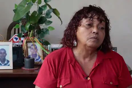 Santos (SP), 13/04/2026 - 20 anos dos crimes de Maio .  Debora Maria da Silva , mãe de Rogério, assassinado pela PM de São Paulo. Foto: Paulo Pinto/Agência Brasil