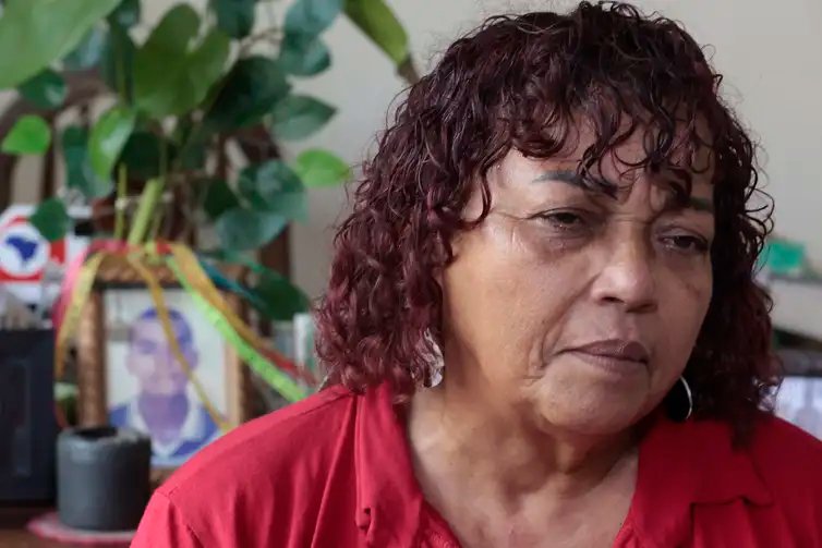 Santos (SP), 13/04/2026 - 20 anos dos crimes de Maio .  Debora Maria da Silva , mãe de Rogério, assassinado pela PM de São Paulo. Foto: Paulo Pinto/Agência Brasil