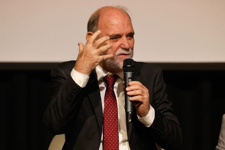 Rio de Janeiro (RJ), 28/05/2026 - Roberto Gil, diretor-geral do INCA, fala durante evento promovido pelo Instituto Nacional de Câncer (INCA) no Dia Mundial sem Tabaco para alertar sobre as tentativas da indústria do tabaco de retardar a aplicação da Resolução da Agência Nacional de Vigilância Sanitária (Anvisa) de 2012 (RDC 14/2012), que proíbe o uso de aditivos de sabor e aroma em produtos de tabaco, no  Teatro Assist, no centro da cidade. Foto: Tânia Rêgo/Agência Brasil