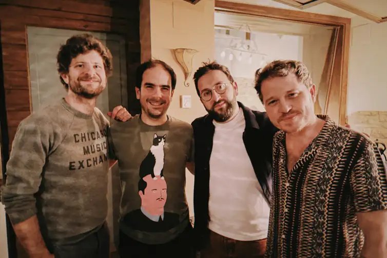 Universal/Divulgação Rio de Janeiro (RJ), 27/05/2026 – Os quatro músicos que produziram, fizeram arranjos e participaram do disco da direita para a esquerda: Gabriel Grossi, Laurent Coloundre, Michael League e Ruy López.
Foto: Universal/Divulgação