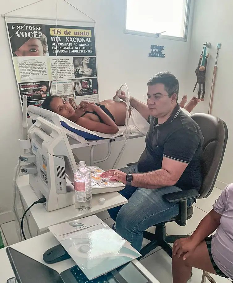 Renné Costa/Arquivo Pessoal Rio de Janeiro (RJ), 27/05/2026 – A mortalidade materna no Brasil está muito diferente do que foi há 20 anos. E a mudança foi para melhor. A análise é do enfermeiro obstétrico Renné Costa, membro do Conselho Federal de Enfermagem (Cofen).
Formação de enfermeiros obstétricos contribui para redução da mortandade materna.
Foto: Renné Costa/Arquivo pessoal