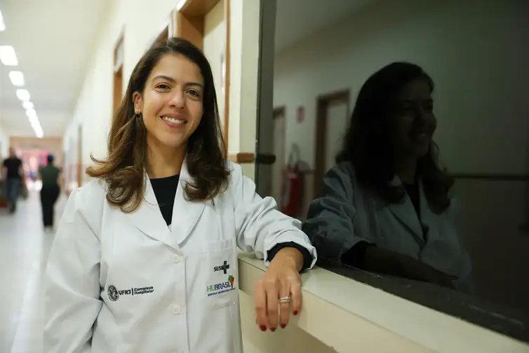 Tomaz Silva/Agência Brasil Rio de Janeiro (RJ), 26/05/2026 – A chefe da Unidade da Saúde da Mulher da Maternidade Escola UFRJ, Maria Isabel Peixoto posa para foto na instituição, na zona sul do Rio de Janeiro.
Foto: Tomaz Silva/Agência Brasil