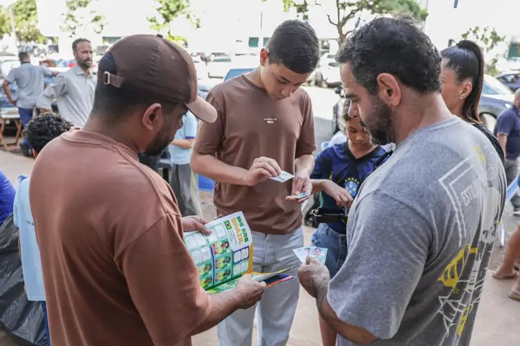 Brasília (DF), 17/06/2026 - Vendedores, revendedores e colecionadores em busca das figurinhas que faltam para completar o álbum da Copa do Mundo se reúnem para comercializar em uma banca de jornal.
Foto: Joédson Alves/Agência Brasil