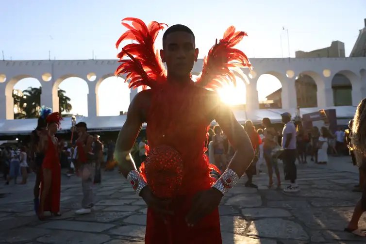 Rio de Janeiro (RJ), 28/06/2026 - 4ª edição da Parada LGBTQIAPN+ da Lapa, com o tema Nosso Orgulho Também se Defende nas Urnas, marca o Dia Internacional do Orgulho LGBTQIAPN+, nos Arcos da Lapa. Foto: Rovena Rosa/Agência Brasil
