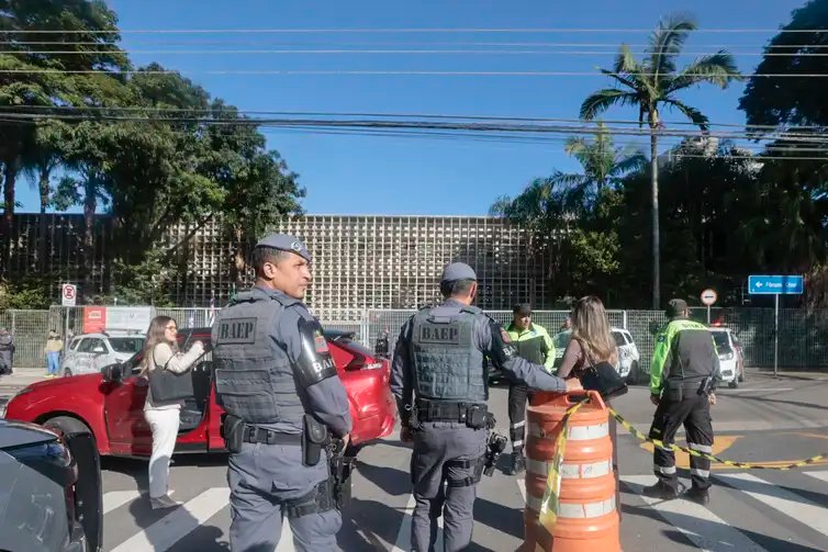 Guarulhos (SP), 22/06/2026 - Julgamento dos acusados da morte de Vinícius Gritzbach começa hoje, em Guarulhos, o julgamento dos três policiais militares acusados de matar Vinícius Gritbach, delator do PCC. Ele foi morto a tiros no aeroporto de Guarulhos em novembro de 2024. O júri começa hoje e deve seguir até sexta-feira, no Fórum da Comarca de Guarulhos. Movimento na frente do Fórum.
Foto: Paulo Pinto/Agência Brasil
