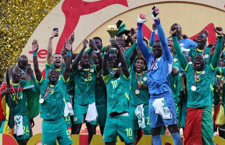 Soccer Football - CAF Africa Cup of Nations - Morocco 2025 - Final - Senegal v Morocco - Prince Moulay Abdellah Stadium, Rabat, Morocco - January 18, 2026 Senegal's Sadio Mane lifts the trophy with teammates as they celebrate after winning the Africa Cup of Nations REUTERS/Amr Abdallah Dalsh