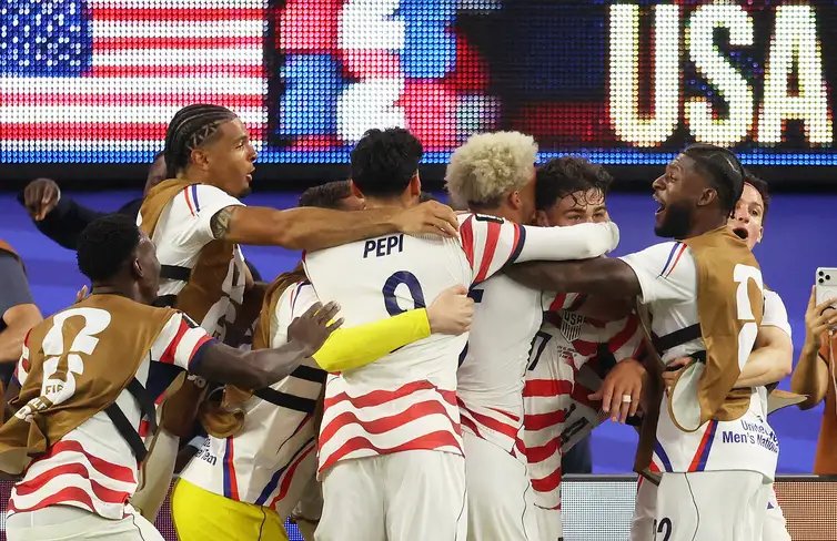 Soccer Football - FIFA World Cup 2026 - Group D - United States v Paraguay - Los Angeles Stadium, Inglewood, California, U.S. - June 12, 2026 Giovanni Reyna of the U.S. celebrates scoring their fourth goal with teammates IMAGN IMAGES via Reuters/Kiyoshi Mio
