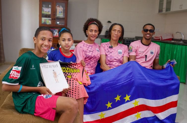 Reuters/Davidson Alves/Proibida reprodução Ana Candida Evora, mãe do goleiro cabo-verdiano Vozinha, posa para uma foto com outros membros da família durante uma entrevista à Reuters, em sua casa no Mindelo, em São Vicente, Cabo Verde
16 de junho de 2026
REUTERS/Davidson Alves