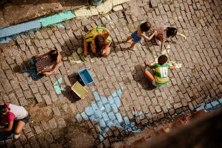 Tatiana Chain/Divulgação Rio de Janeiro (RJ), 12/06/2026 - Moradores fazem pintura na Rua Capiberibe para os jogos da Copa do Mundo de Futebol 2026. Foto: Tatiana Chain/Divulgação
