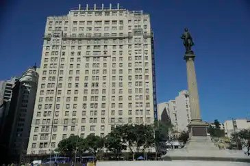 Tânia Rêgo/Agência Brasil Fachada do Edifício À Noite que teve seu tombamento oficializado pelo IPHAN na semana passada. O prédio foi sede da Rádio Nacional por décadas (Tânia Rêgo/Agência Brasil)