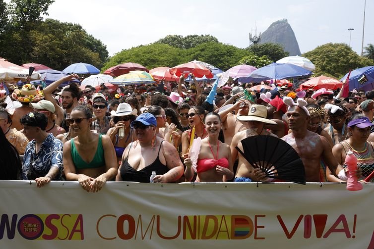 Fernando Frazão/Agência Brasil Rio de Janeiro (RJ), 15/02/2026 – Foliões curtem a apresentação do bloco Divinas Tretas, que toca com sua banda e atrai público LGBTQIAPN+ no Aterro do Flamengo. Foto: Fernando Frazão/Agência Brasil