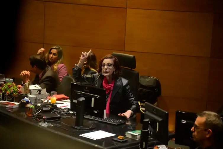 A juíza Elizabeth Louro durante interrogatório do ex-vereador Jairo Souza Santos Junior, o Dr. Jairinho, no caso Henry Borel no Tribunal de Justiça do Estado do Rio de Janeiro