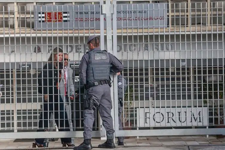 Guarulhos (SP), 22/06/2026 - Julgamento dos acusados da morte de Vinícius Gritzbach começa hoje, em Guarulhos, o julgamento dos três policiais militares acusados de matar Vinícius Gritbach, delator do PCC. Ele foi morto a tiros no aeroporto de Guarulhos em novembro de 2024. O júri começa hoje e deve seguir até sexta-feira, no Fórum da Comarca de Guarulhos. Movimento na frente do Fórum.
Foto: Paulo Pinto/Agência Brasil