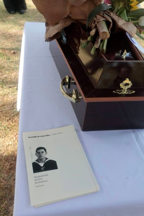 São Paulo (SP), 26/06/2026. - Cerimônia de Sepultamento de Grenaldo de Jesus Silva, no cemitério Dom Bosco em Perus.  Ato integra ações de memória, verdade e reparação conduzidas pela Comissão Especial sobre Mortos e Desaparecidos Políticos e pelo Ministério dos Direitos Humanos e da Cidadania. Foto: Paulo Pinto/Agencia Brasil