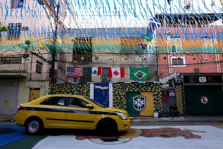 Tânia Rêgo/Agência Brasil Rio de Janeiro (RJ), 09/06/2026 - Rua Pereira Nunes, em Vila Isabel, zona norte da cidade, pintada e enfeitada para a Copa do Mundo de Futebol 2026. Foto: Tânia Rêgo/Agência Brasil