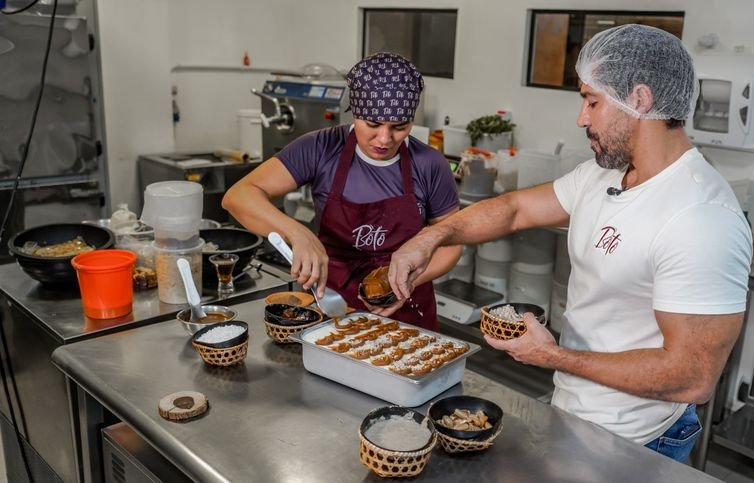 12/05/2026 - Santarém- Tiago Silva mostra em sua cozinha, como é o preparo do sorvete gelato. O engenheiro de produção Tiago Silva enxergou na 
biodiversidade amazônica uma oportunidade de 
negócio. Criou a Boto Gelato da Amazônia e 
transformou ingredientes regionais como cupuaçu, 
jambu, cumaru e castanha-do-Pará em uma marca 
desejada por turistas e consumidores de todo o país.
Com três lojas, 15 colaboradores e crescimento de 
35% no último ano, evoluiu de gelateria para 
marca-destino. Hoje avança no varejo, prepara 
expansão para o Sudeste, inaugura espaço de 
experiências amazônicas em Alter do Chão. O negócio 
de sucesso impacta a cadeia fornecedora, de 
pequenos produtores rurais da região. Foto: Rafa Neddermeyer/Agência Brasil