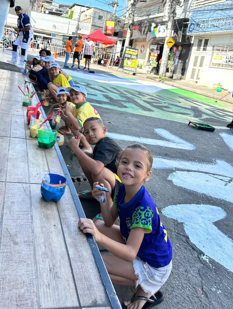 15/06/2026 - Rio de Janeiro - Pintura ressignifica rua marcada por operação letal no Rio de Janeiro. Foto: Cadu Maia/Divulgação