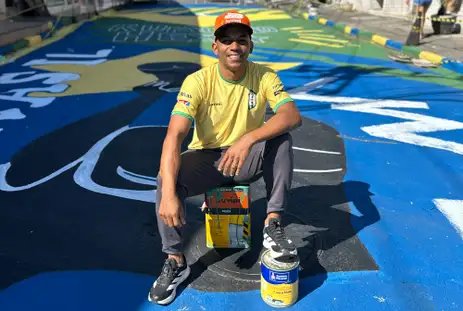 15/06/2026 - Rio de Janeiro - Pintura ressignifica rua marcada por operação letal no Rio de Janeiro. Luan Medeiros artista lider do projeto que pintou rua na Penha. Foto: Cadu Maia/Divulgação