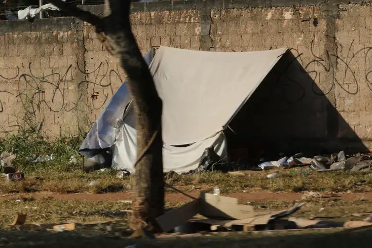 Pessoas em situação de rua acampadas no Plano Piloto, em Brasília