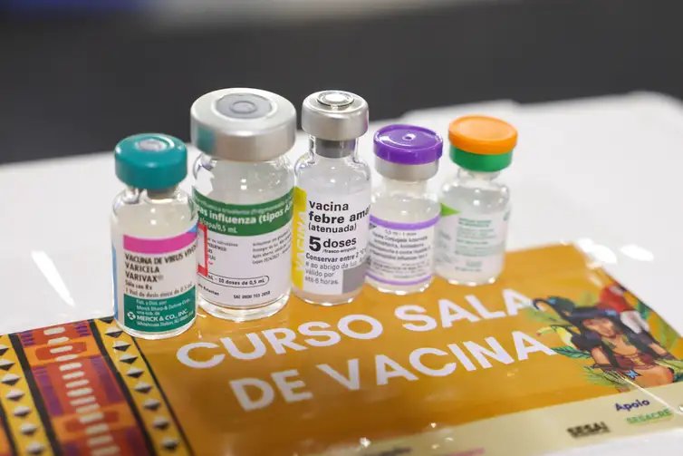 Rio Branco (AC), 07/05/2026 – Conjunto de vacinas apresentadas durante treinamento incluindo Vacina Varivax (catapora), vacina Febre Amarela, vacina Influenza, vacina contra o HPV e vacina pentavalente no curso Sala de Vacina, da MSD, ministrado em Rio Branco (AC). Foto: Tomaz Silva/Agência Brasil