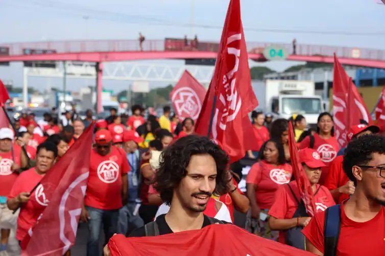Tomaz Silva/Agência Brasil Rio de Janeiro (RJ), 30/06/2026 – Manifestantes participam de ato pelo fim da escala 6x1 e caminham pela Avenida Brasil, na Zona Norte do Rio de Janeiro. Foto: Tomaz Silva/Agência Brasil
