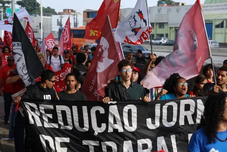 Tomaz Silva/Agência Brasil Rio de Janeiro (RJ), 30/06/2026 – Manifestantes participam de ato pelo fim da escala 6x1 e caminham pela Avenida Brasil, na Zona Norte do Rio de Janeiro. Foto: Tomaz Silva/Agência Brasil