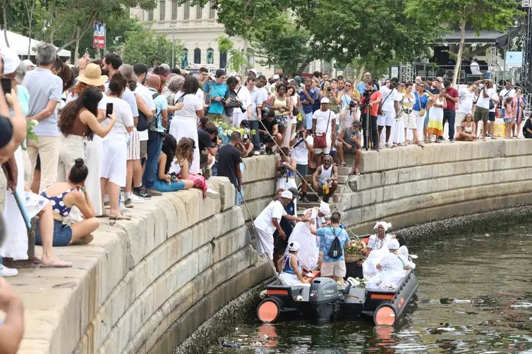Tomaz Silva/Agência Brasil Rio de Janeiro (RJ), 02/02/2026 – O grupo Afoxé Filhos de Gandhi desfila no dia de Iemanjá pelas ruas da zona portuária do Rio de Janeiro. Foto: Tomaz Silva/Agência Brasil