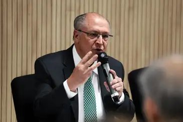 Valter Campanato/Agência Brasil Brasília (DF), 14/07/2026 - Ministro do Desenvolvimento, Indústria, Comércio e Serviços (MDIC), Geraldo Alckmin, fala durante declaração à imprensa a respeito do recente anúncio do USTR de imposição de tarifas contra produtos brasileiros, na sala de coletivas do Palácio Itamaraty. Foto: Valter Campanato/Agência Brasil